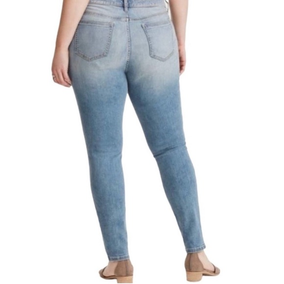 TORRID High Rise Curvy Skinny Jean - Light Wash Size 24T - Picture 2 of 11